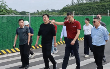 三江新區(qū)（臨港經(jīng)開區(qū)）黨工委委員、南溪經(jīng)開區(qū)管委會(huì)主任李勇率隊(duì)調(diào)研遠(yuǎn)東股份宜賓智能產(chǎn)業(yè)園